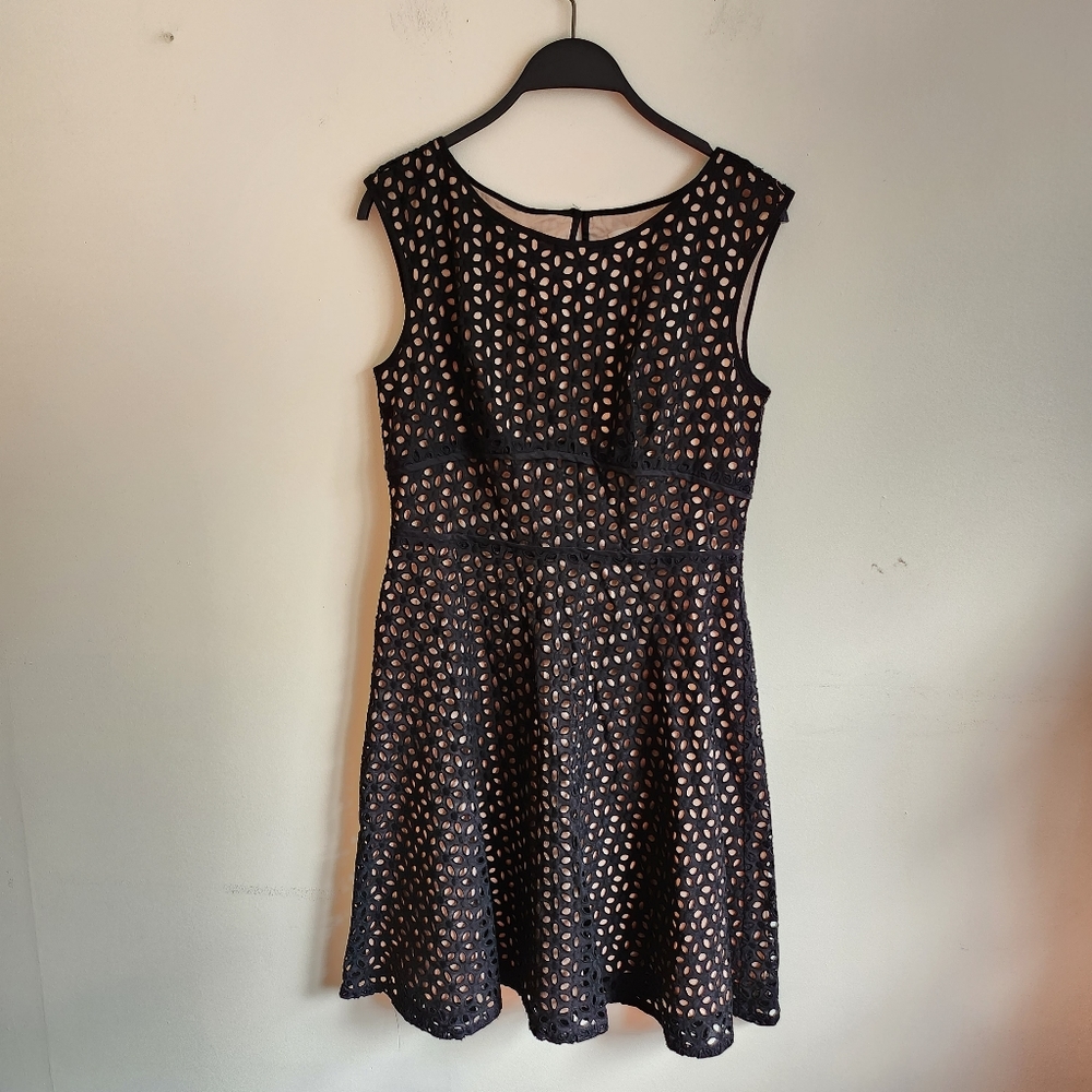 ANN TAYLOR black eyelet lace FIT & FLARE summer dress.
